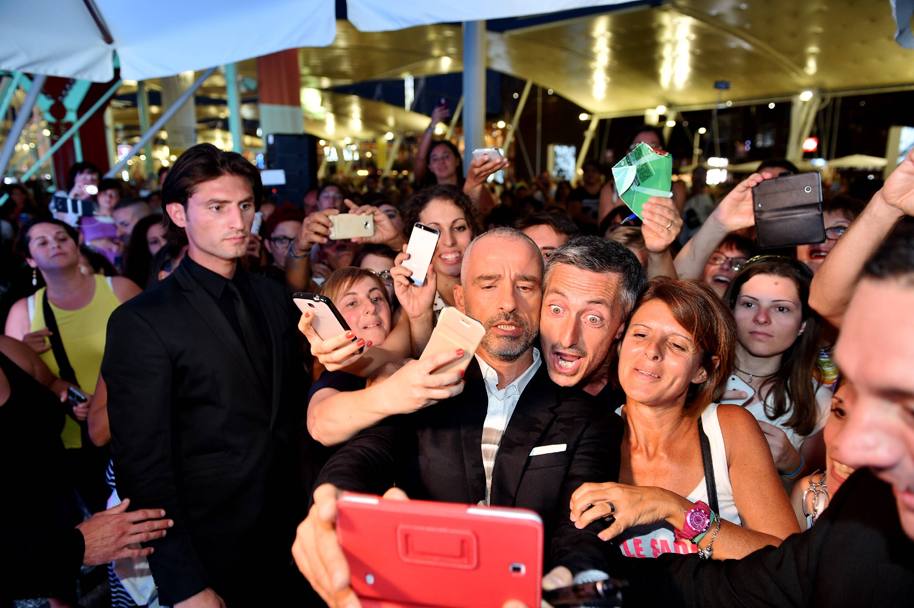 Immagini dell&#39;assalto dei fan a Eros Ramazzotti, ospite nella serata a Casa Corriere (Fotogramma)